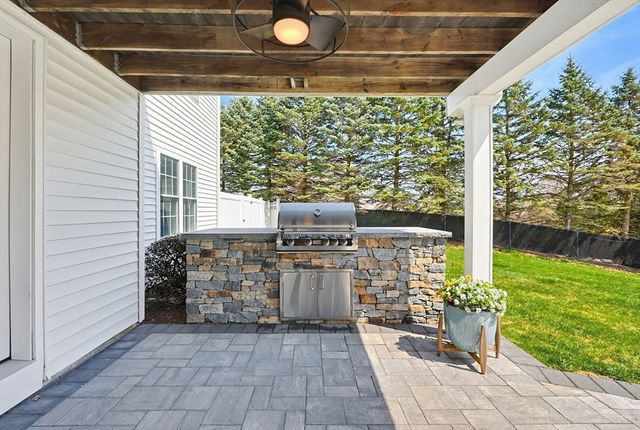 19 Harmony Trl, Hopedale, MA 01747