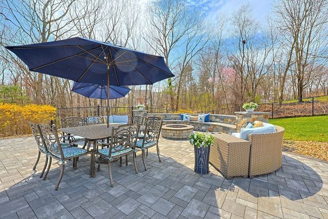 19 Harmony Trl, Hopedale, MA 01747