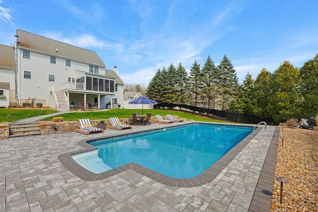 19 Harmony Trl, Hopedale, MA 01747