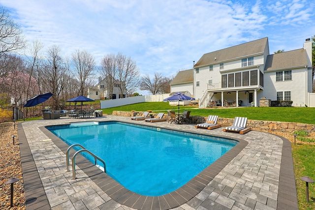 19 Harmony Trl, Hopedale, MA 01747