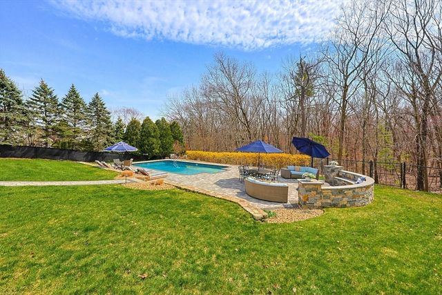 19 Harmony Trl, Hopedale, MA 01747