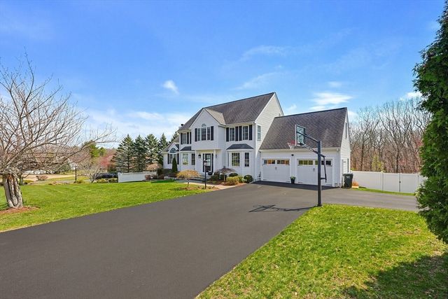 19 Harmony Trl, Hopedale, MA 01747