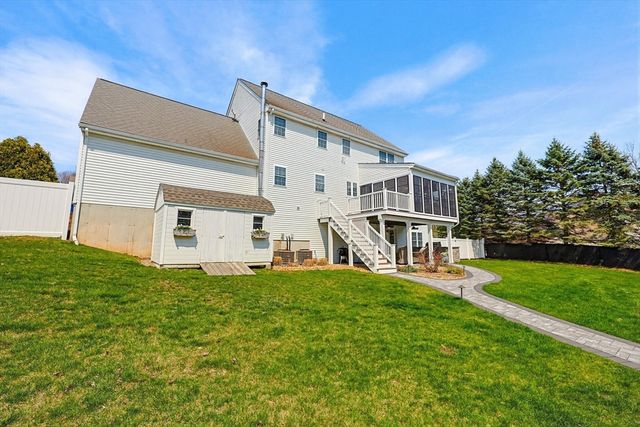 19 Harmony Trl, Hopedale, MA 01747