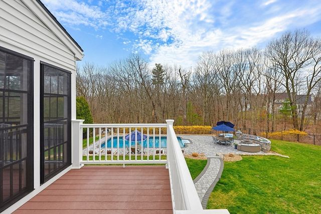 19 Harmony Trl, Hopedale, MA 01747