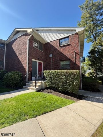 105 Meadowbrook Rd, Englewood City, NJ 07631