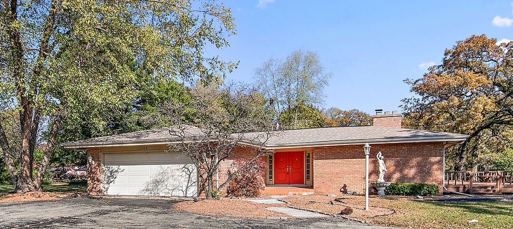 1305 OAKTREE Lane, Kankakee, IL 60901