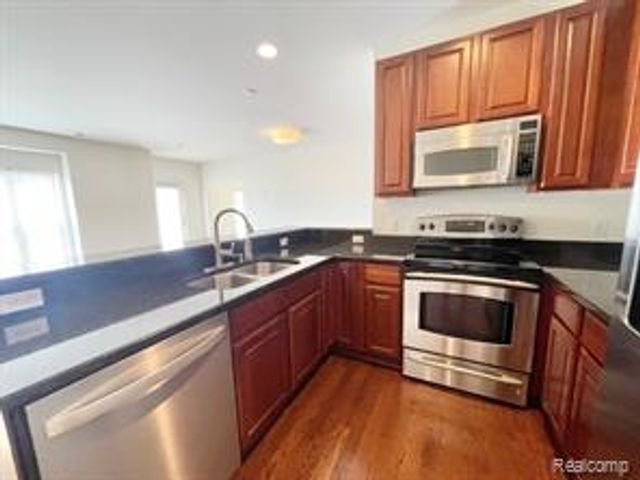 3195 Camden Drive, Troy, MI 48084