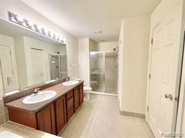 3195 Camden Drive, Troy, MI 48084