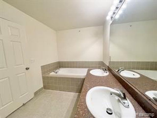 3195 Camden Drive, Troy, MI 48084