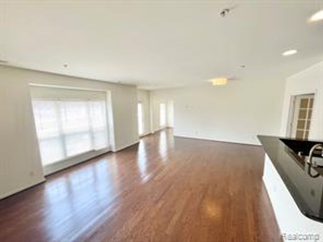 3195 Camden Drive, Troy, MI 48084