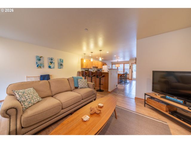 5902 BAREFOOT Ln, Pacific City, OR 97135