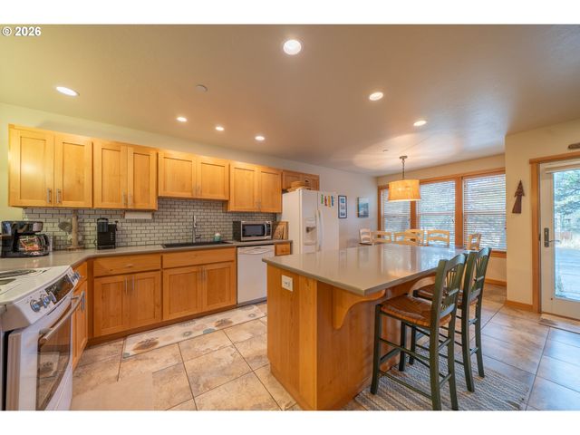 5902 BAREFOOT Ln, Pacific City, OR 97135