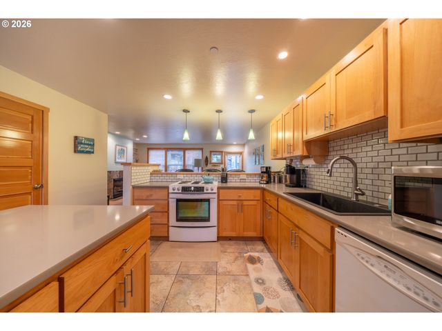 5902 BAREFOOT Ln, Pacific City, OR 97135