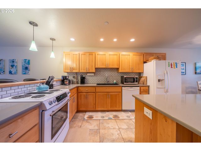 5902 BAREFOOT Ln, Pacific City, OR 97135