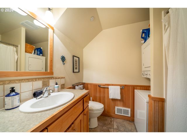 5902 BAREFOOT Ln, Pacific City, OR 97135