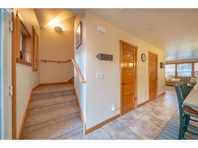 5902 BAREFOOT Ln, Pacific City, OR 97135