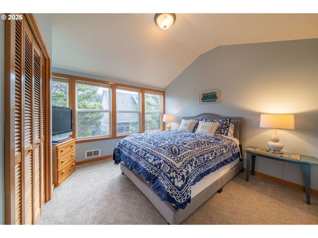 5902 BAREFOOT Ln, Pacific City, OR 97135