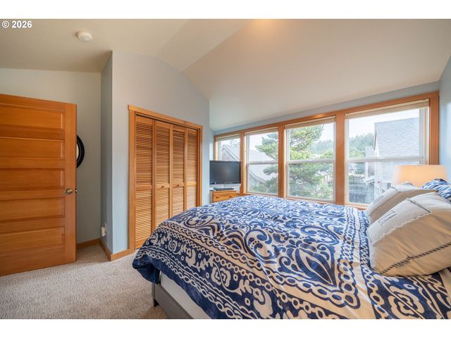 5902 BAREFOOT Ln, Pacific City, OR 97135