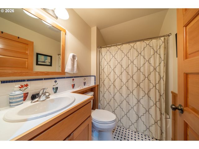 5902 BAREFOOT Ln, Pacific City, OR 97135