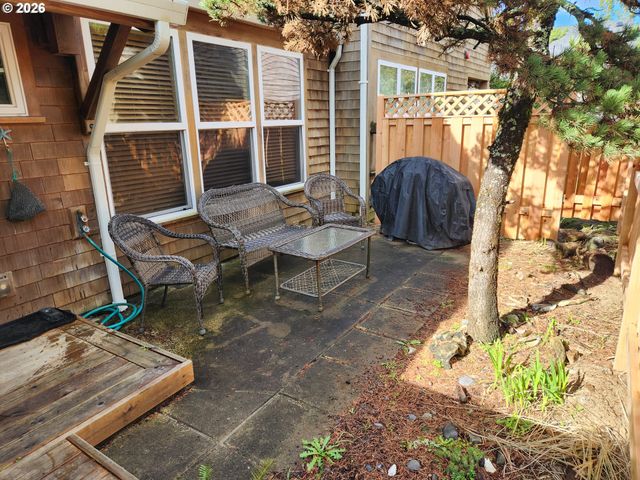 5902 BAREFOOT Ln, Pacific City, OR 97135