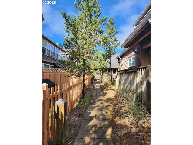 5902 BAREFOOT Ln, Pacific City, OR 97135