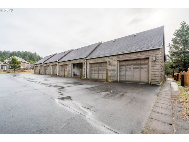 5902 BAREFOOT Ln, Pacific City, OR 97135