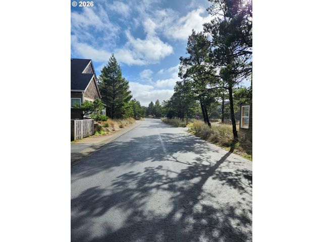 5902 BAREFOOT Ln, Pacific City, OR 97135