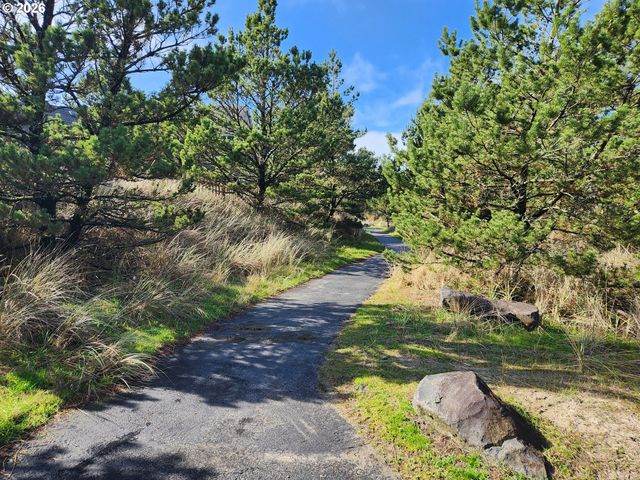 5902 BAREFOOT Ln, Pacific City, OR 97135