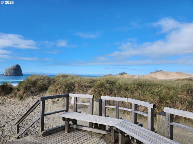 5902 BAREFOOT Ln, Pacific City, OR 97135