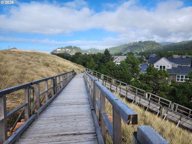 5902 BAREFOOT Ln, Pacific City, OR 97135