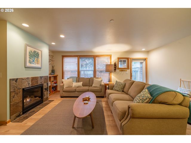 5902 BAREFOOT Ln, Pacific City, OR 97135