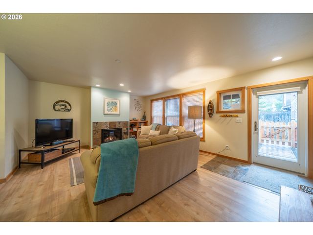 5902 BAREFOOT Ln, Pacific City, OR 97135