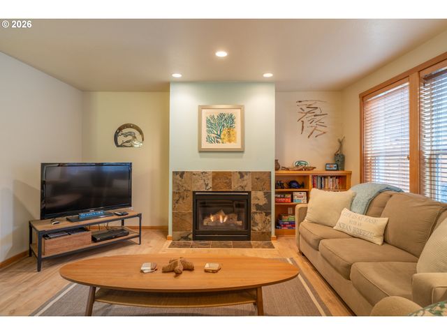 5902 BAREFOOT Ln, Pacific City, OR 97135