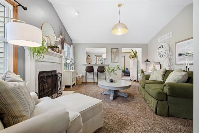 2731 Arrowhead Drive, Bloomington, IL 61704