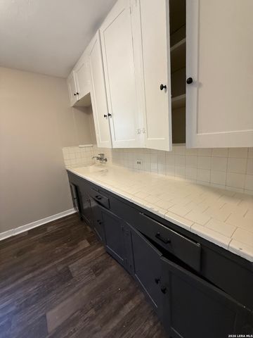 142 Vassar Ln Apt 2, San Antonio, TX 78212