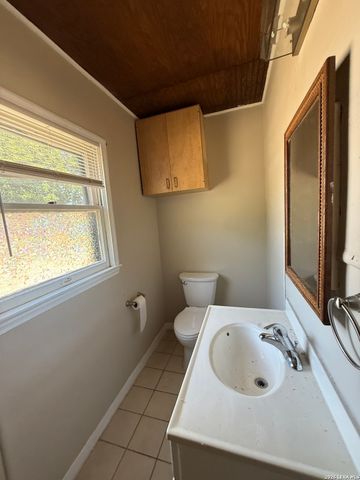 142 Vassar Ln Apt 2, San Antonio, TX 78212