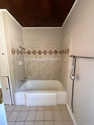 142 Vassar Ln Apt 2, San Antonio, TX 78212