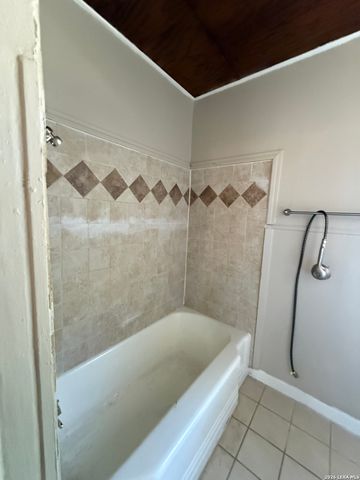 142 Vassar Ln Apt 2, San Antonio, TX 78212