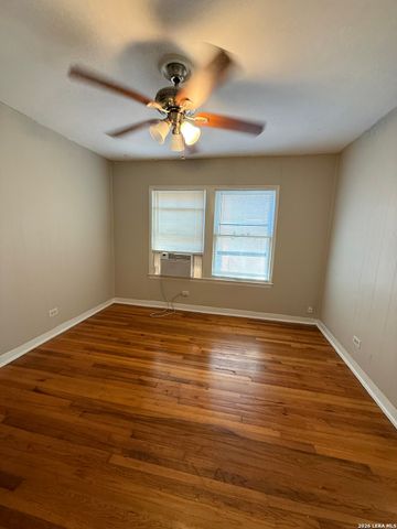 142 Vassar Ln Apt 2, San Antonio, TX 78212