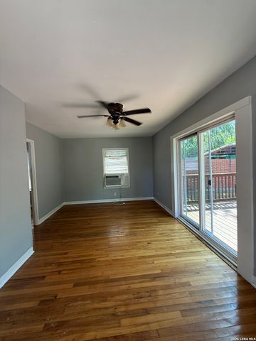 142 Vassar Ln Apt 2, San Antonio, TX 78212