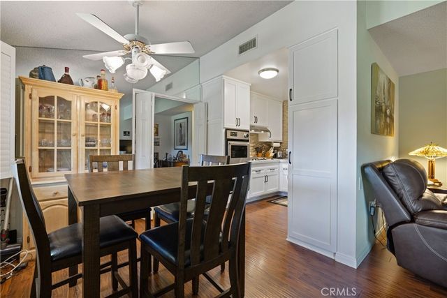 19211 Avenue Of The Oaks A, Newhall, CA 91321