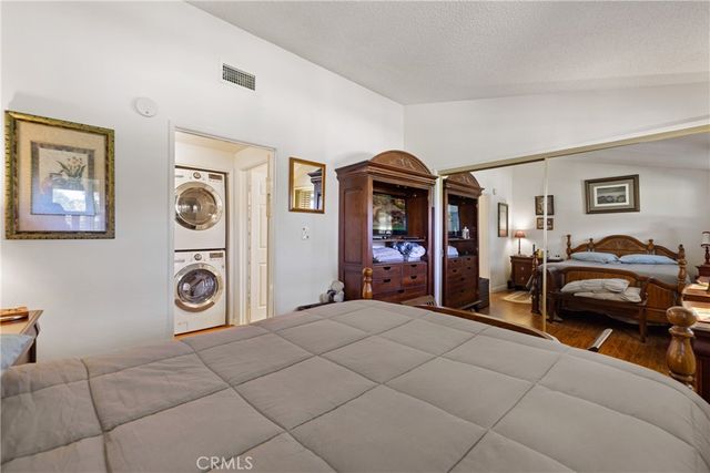 19211 Avenue Of The Oaks A, Newhall, CA 91321