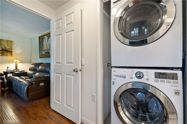 19211 Avenue Of The Oaks A, Newhall, CA 91321