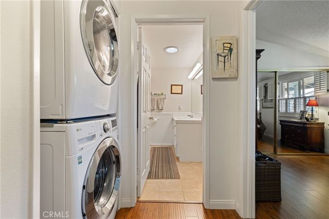 19211 Avenue Of The Oaks A, Newhall, CA 91321