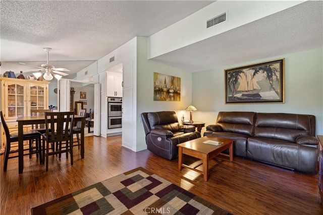 19211 Avenue Of The Oaks A, Newhall, CA 91321