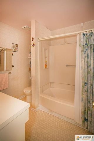 15 Clemmens Court, Edison, NJ 08820