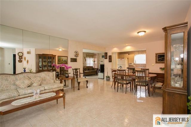 15 Clemmens Court, Edison, NJ 08820