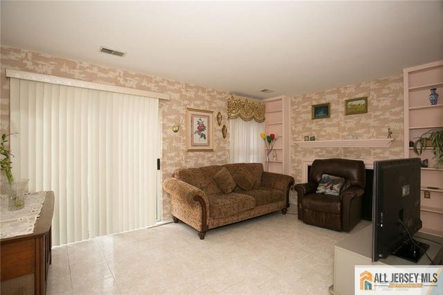 15 Clemmens Court, Edison, NJ 08820