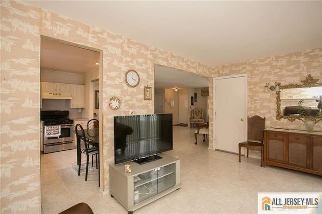 15 Clemmens Court, Edison, NJ 08820