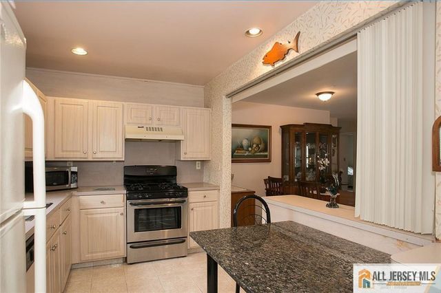 15 Clemmens Court, Edison, NJ 08820